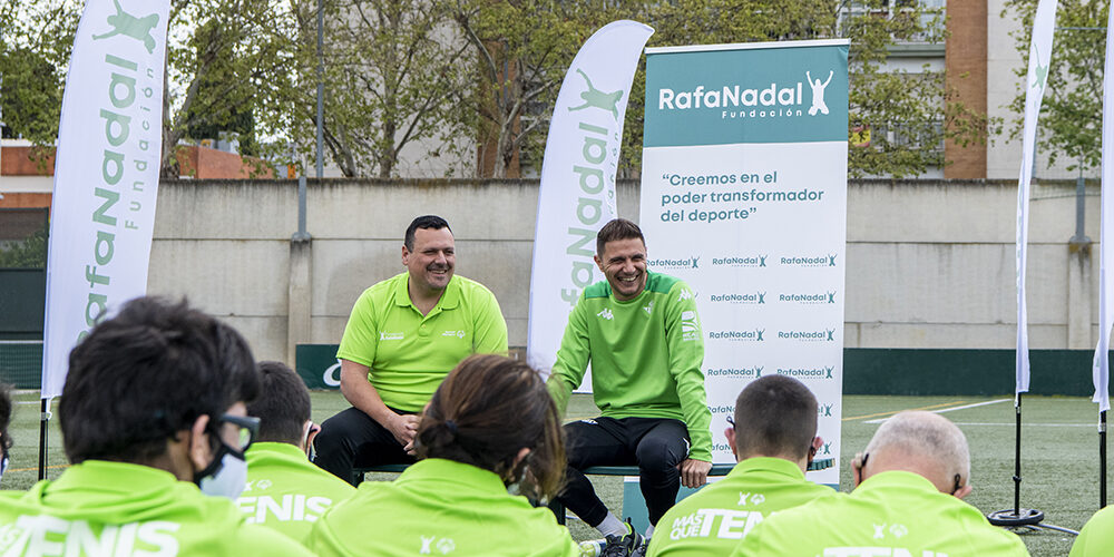 Joaquín Sánchez con los deportistas de Más Que Tenis