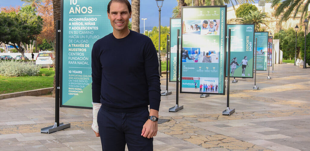 Una muestra al aire libre que recorre una década de impacto social de los centros a través de la educación, el deporte y el apoyo psicosocial