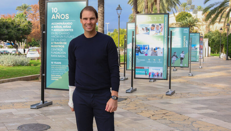 Una muestra al aire libre que recorre una década de impacto social de los centros a través de la educación, el deporte y el apoyo psicosocial